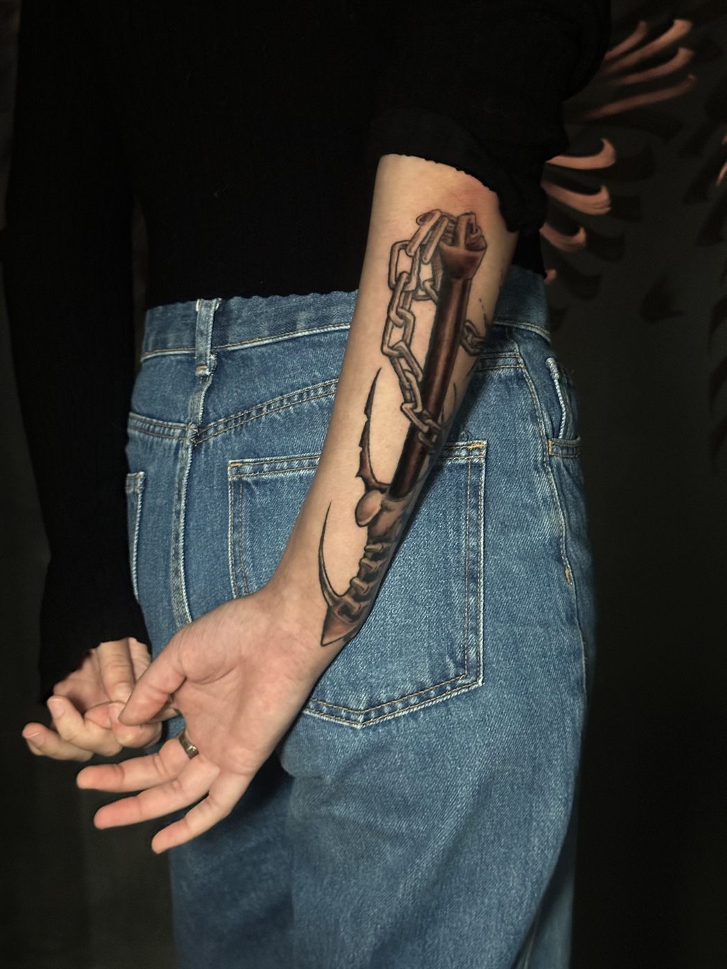 Maza con cadenas tatuada en antebrazo, black and gray