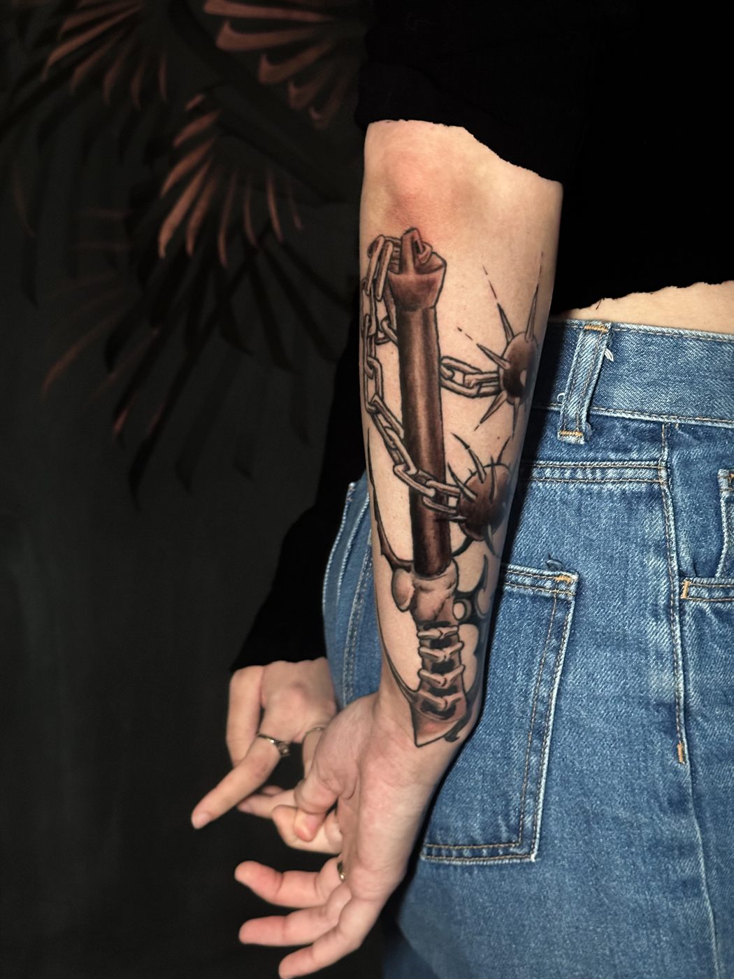 Maza medieval con cadena y pinchos tatuada en antebrazo