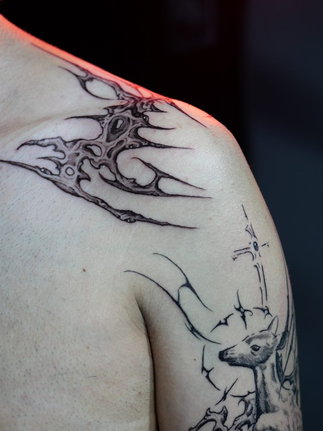 Macro de textura orgánica tatuada sobre el hombro