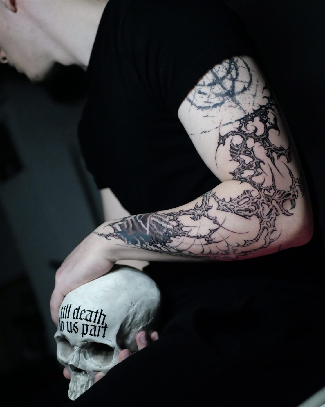 Manga ornamental gótica en antebrazo, retrato con calavera