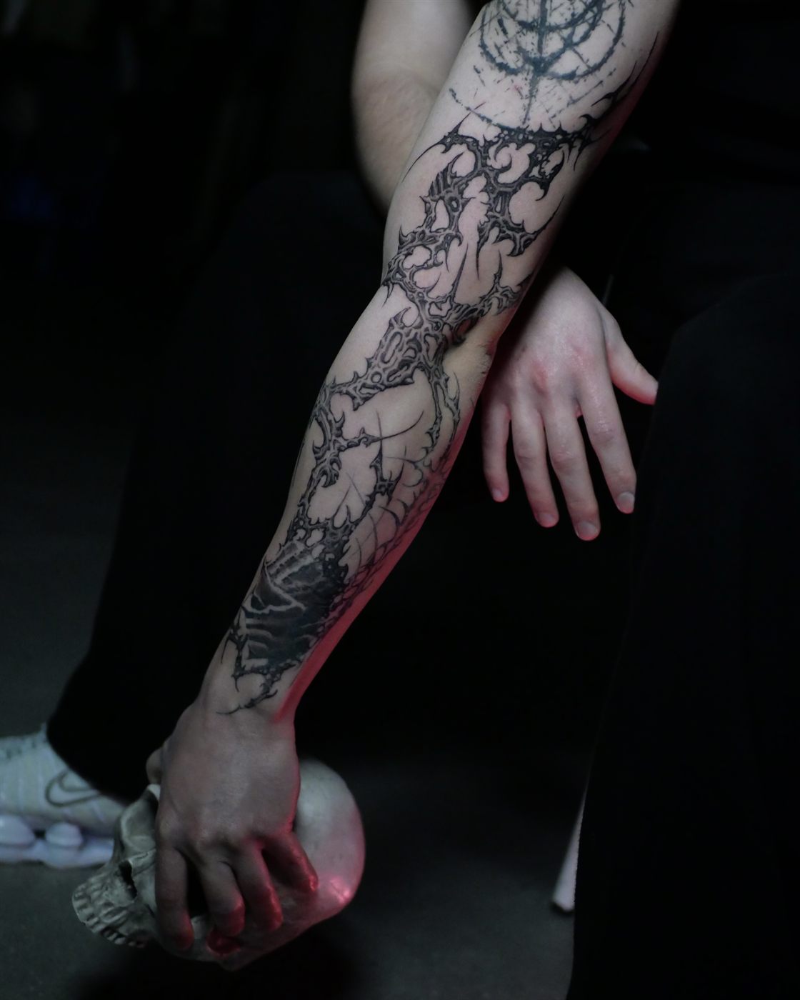 Manga ornamental completa de brazo con calavera en la mano
