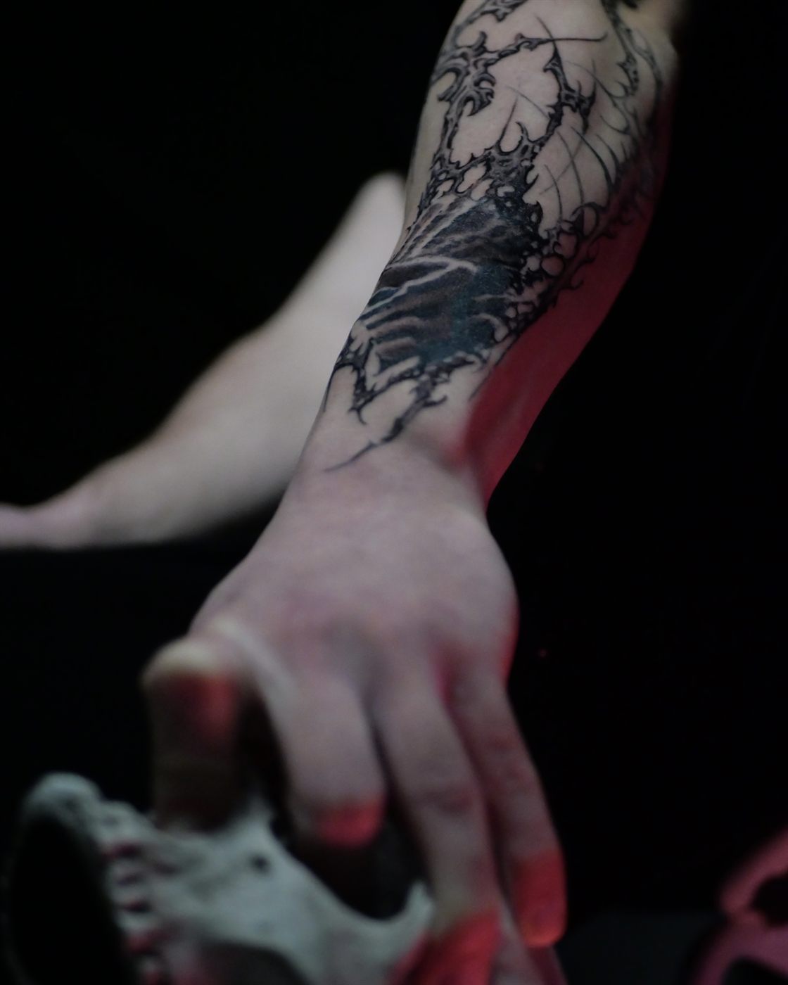 Detalle ornamental de muñeca y antebrazo con textura de ala