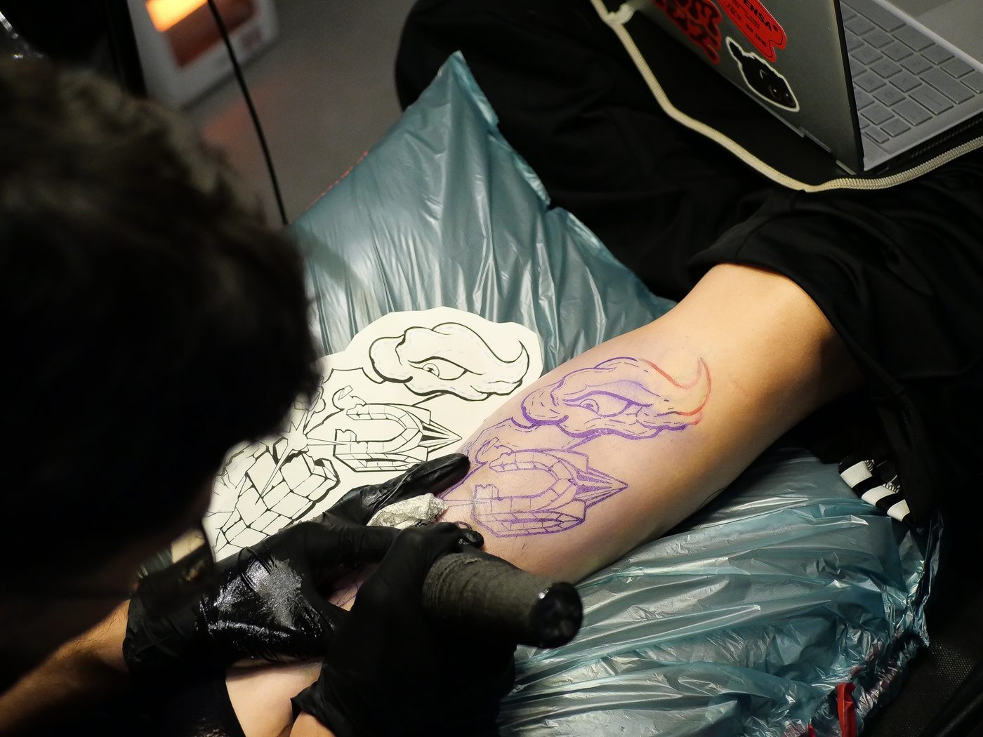 Proceso de tatuaje: línea sobre stencil de un diseño ilustrativo