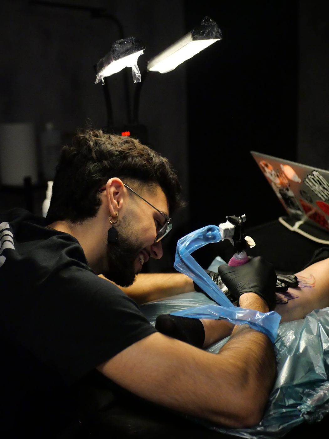 Mecha tatuando en el estudio Profano Tattoo